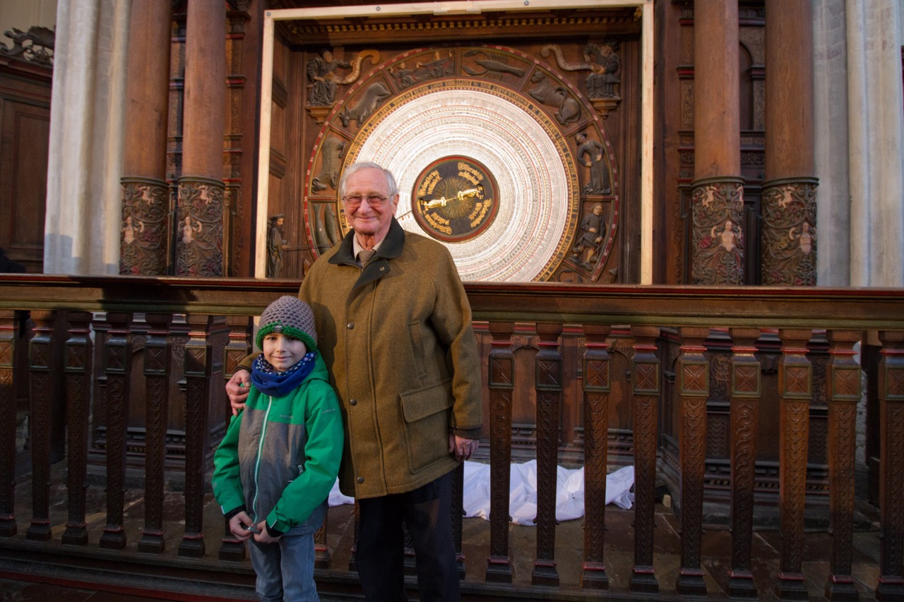 Prof. Schukowski und sein Urenkel Theodor setzten die Astronomische Uhr wieder in Gang.