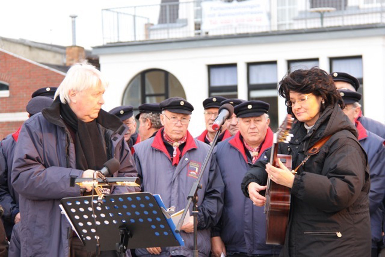 Lau und Mundo beim 1. Advent am Leuchtturm in Warnemünde