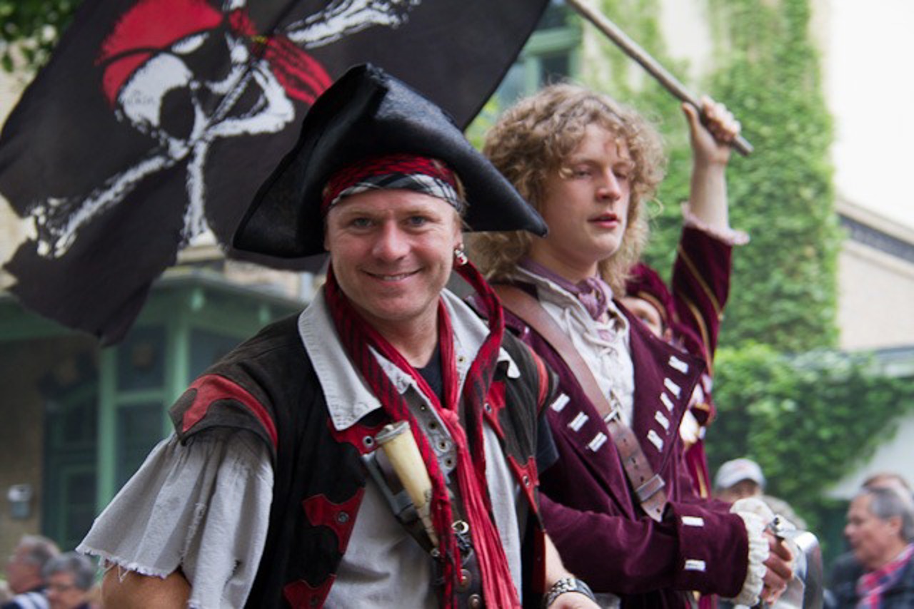 Selbst in Warnemünde gibt es kein Entkommen vor den Piraten aus Grevesmühlen.