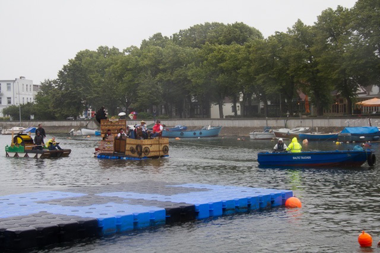Alter Strom in Warnemünde: Waschzuberrennen 2011