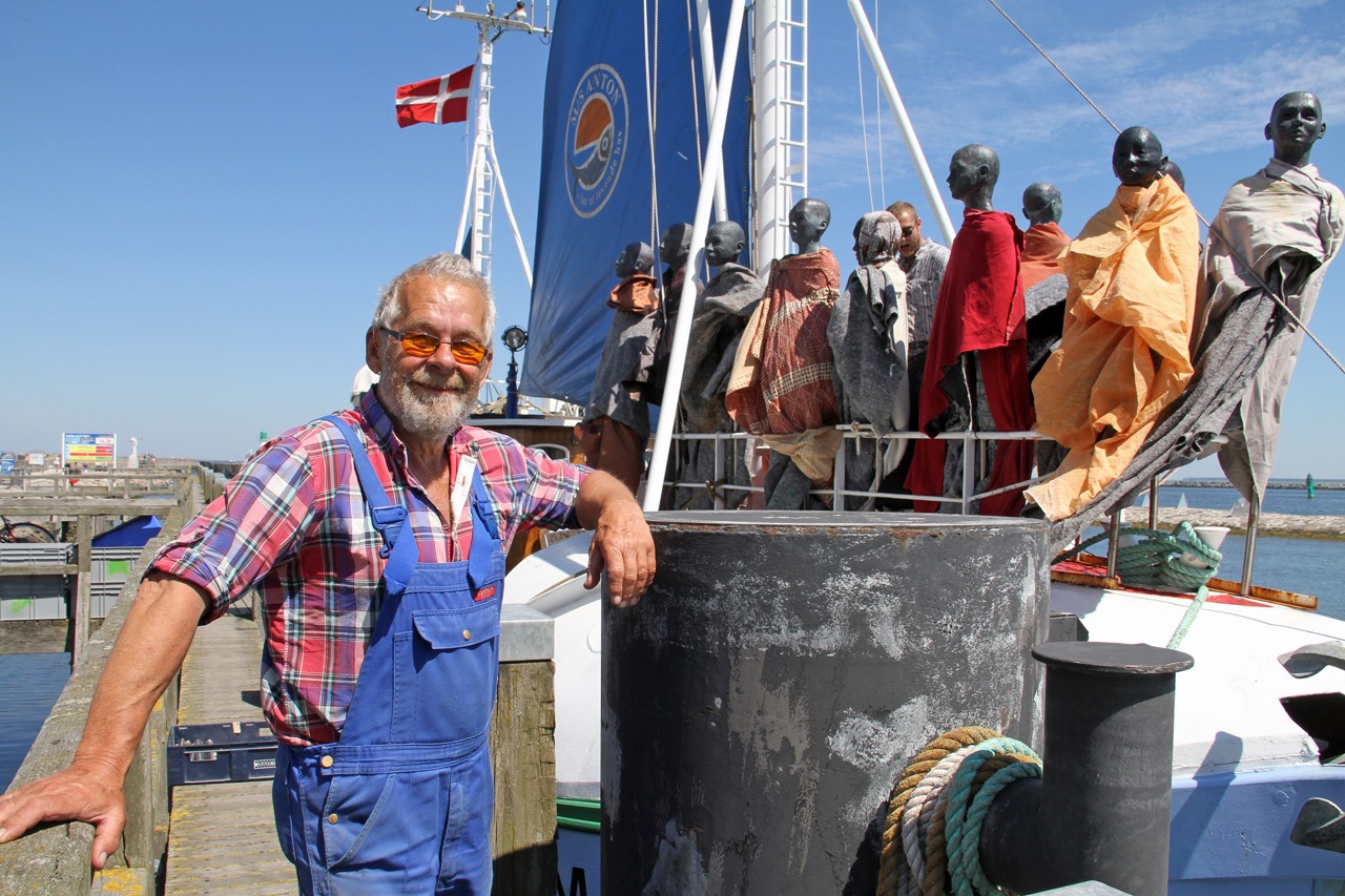 Skipper Knud Andersen vor dem Flüchtlingsboot M/S Anton in Warnemünde