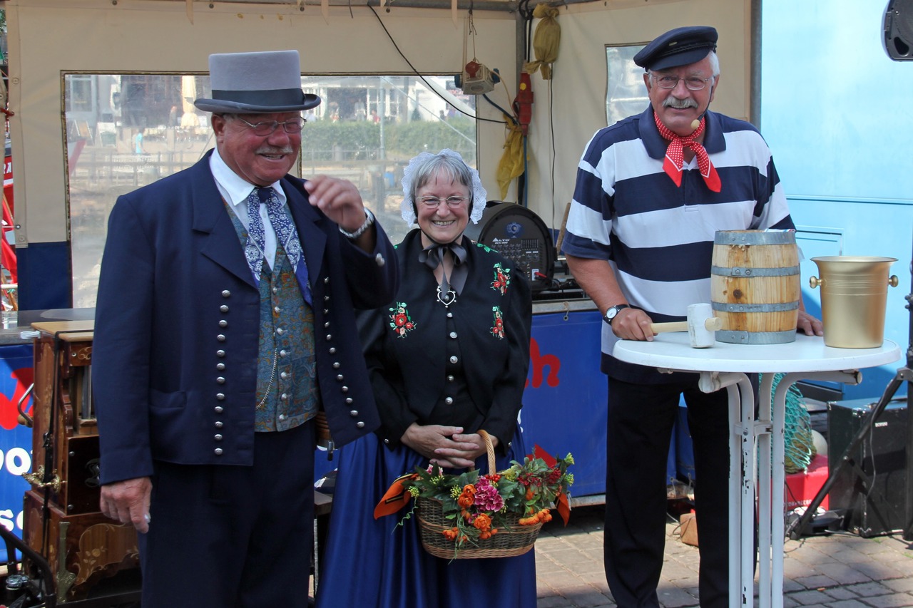 Traditionell wird beim Warnemünder Matjesfest 2018 wieder ein Matjesfass versteigert