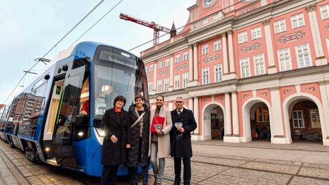 Oberbürgermeisterin Eva-Maria Kröger (2.v.l.) und Staatssekretärin Ines Jesse (2.v.r.) freuen sich mit den RSAG-Vorständen Yvette Hartmann und Jan Bleis (außen) über die erste Linienfahrt der neuen TINA-Straßenbahn. (Foto: Joachim Kloock)