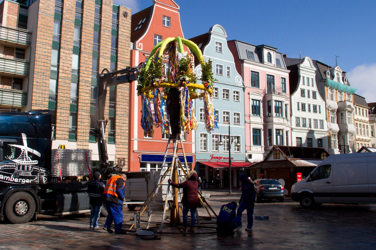 Der Universitätsplatz wird mit Frühlingsblumen und Osterdekoration für den Ostermarkt geschmückt.