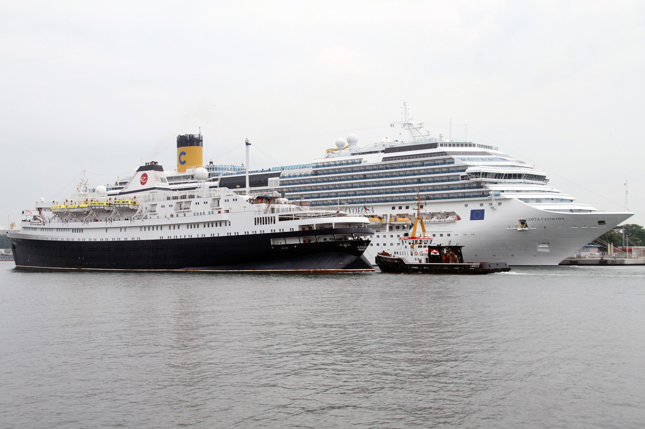 Ex-Völkerfreundschaft-Kreuzfahrtschiff „Astoria“ in Warnemünde, im Hintergrund die „Costa Favolosa“