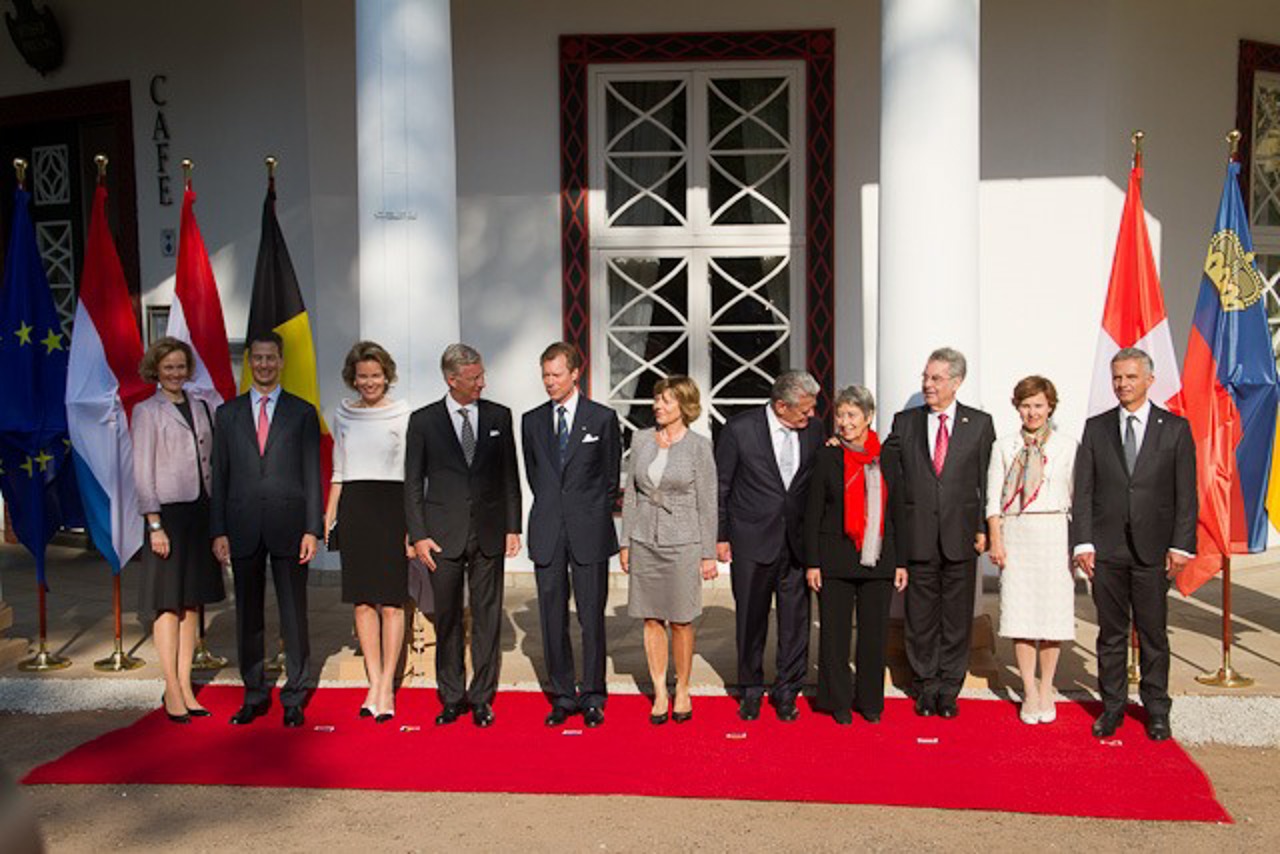 Familienfoto vor dem weißen Pavillon in Bad Doberan: Sophie Herzogin in Bayern mit ihrem Mann Erbprinz Alois von Liechtenstein, das belgische Königspaar Mathilde und Philippe, Henri, Gorßherzog von Luxemburg, Daniela Schadt an der Seite von Bundespräsident Joachim Gauck, Margit und Heinz Fischer, Bundespräsident von Österreich und Friedrun und Didier Burkhalter, Bundespräsident der Schweiz