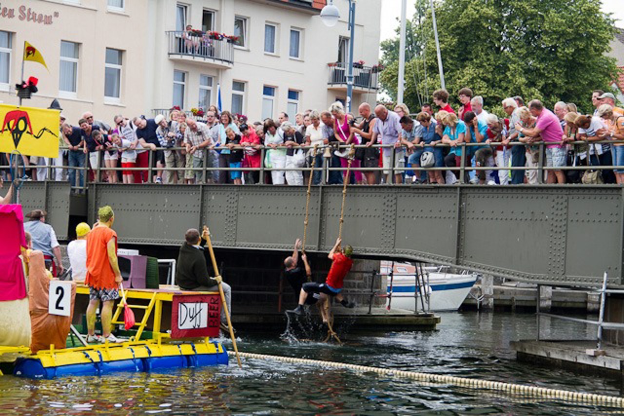 Waschzuberrennen an der Alten Bahnhofsbrücke in Warnemünde.