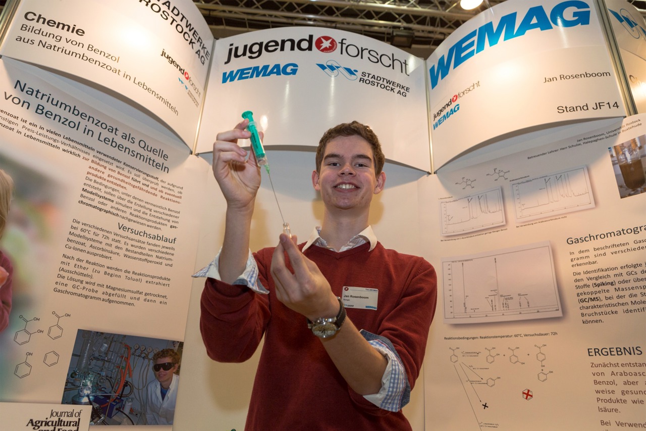 Sieger Fachgebiet Chemie: Jan Rosenboom von der Universität Rostock mit dem Thema „Bildung von Benzol aus Natriumbenzoat in Lebensmitteln?“ (Foto: Wemag/St. Rudolph-Kramer)