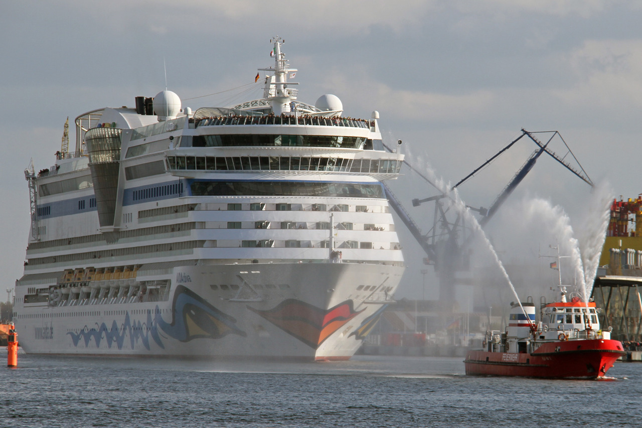 Zum zehnjährigen Jubiläum wurde das 252 Meter lange Kreuzfahrtschiff AIDAdiva beim Auslaufen vom Feuerlöschboot der Hansestadt Rostock mit Wasserfontänen begleitet
