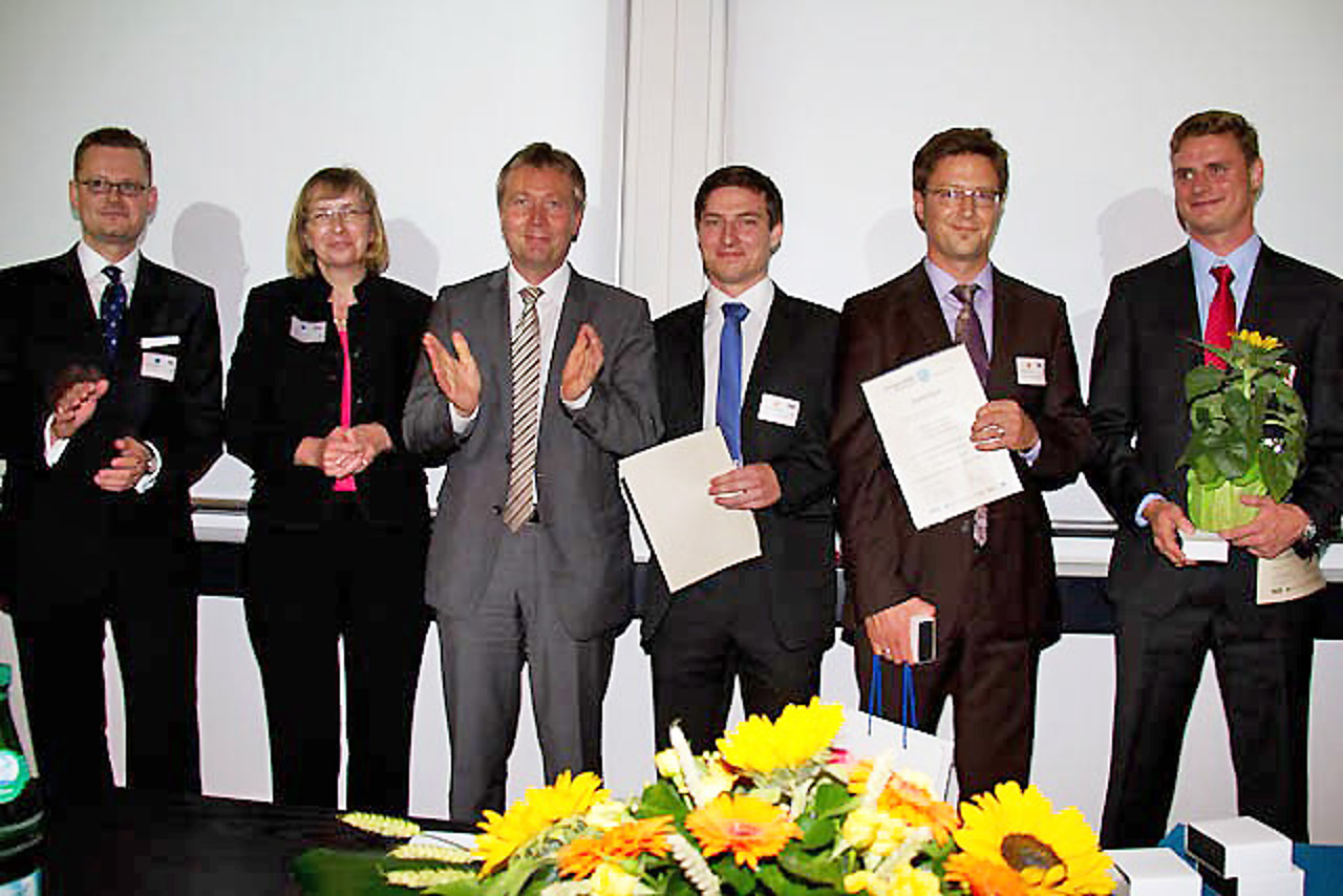 Jurymitglied Nico Schade,Prorektorin für Forschung Prof. Dr. Ursula van Rienen, Forschungsminister Henry Tesch, Sieger der Kategorie Studierende Johannes Steffen, Alain Steinmann und Michael Zimmer