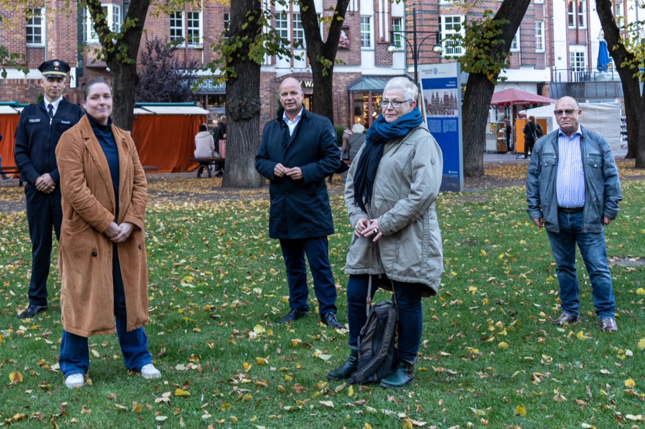 Vorstellung des Konzeptes für den Rostocker Weihnachtsmarkt 2020: Daniel Schmidt (stellvertretender Leiter der Polizeiinspektion Rostock), Inga Knospe (Geschäftsführerin, Großmarkt Rostock GmbH), Ordnungssenator Chris Müller-von Wrycz Rekowski, Elke Schünemann (Gesundheitsamt Rostock) und Jan Köhler (Geschäftsführer, ABS Sicherheitsdienst, v.l.n.r.)