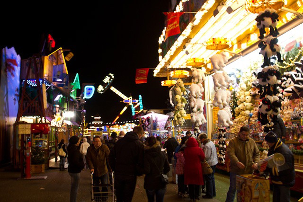 Losbude auf dem Weihnachtsmarkt