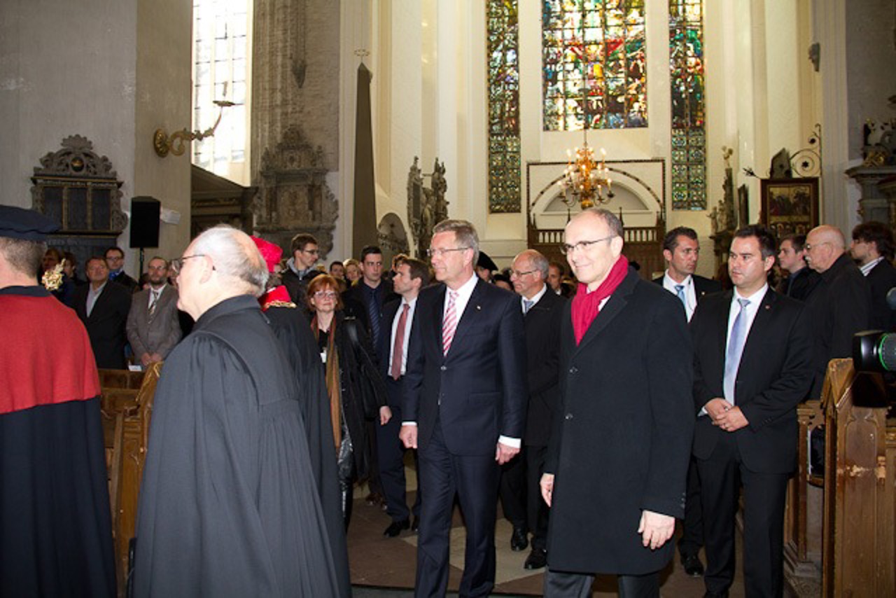Christian Wulff und Erwin Sellering beim Einzug zur Immatrikulationsfeier der Uni Rostock in der Marienkirche