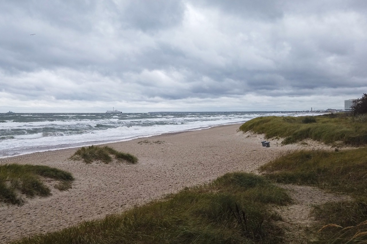 Bereits am Vormittag wühlte Sturmtief „Gisela“ die Ostsee vor Warnemünde ordentlich auf