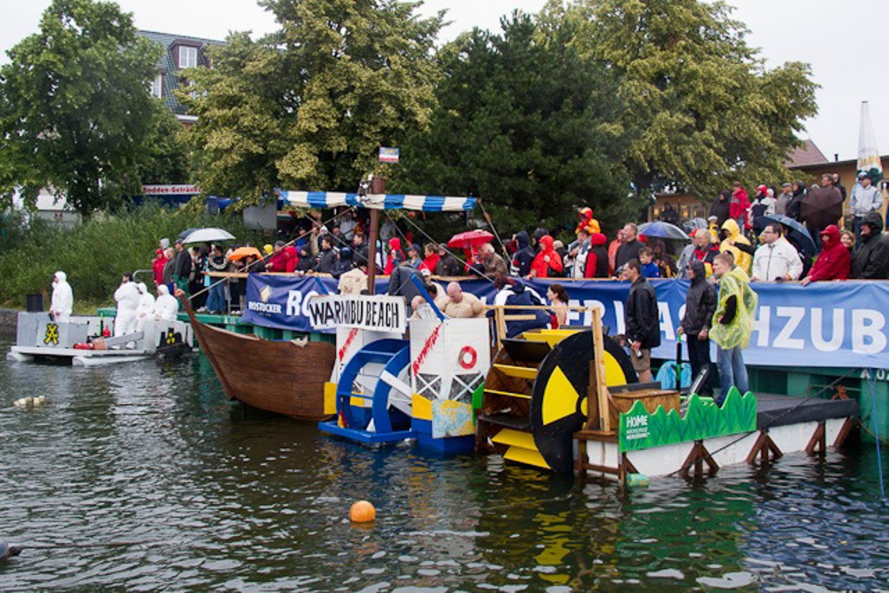 Start des Waschzuberrennens in Warnemünde