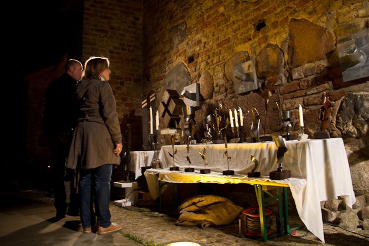 Bildhauer der Galerie auf Zeit stellten an der Stadtmauer aus