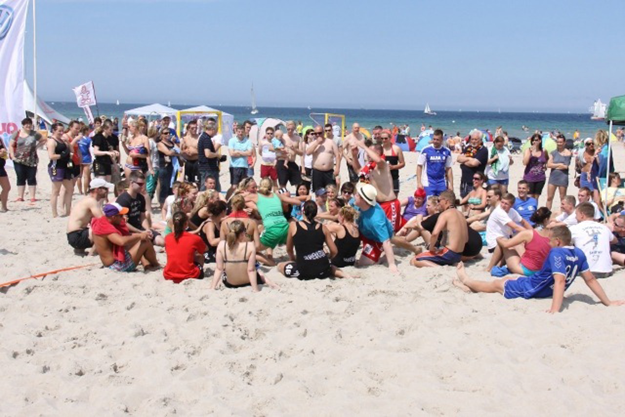 Sitzstreik auf dem Beachhandballfeld