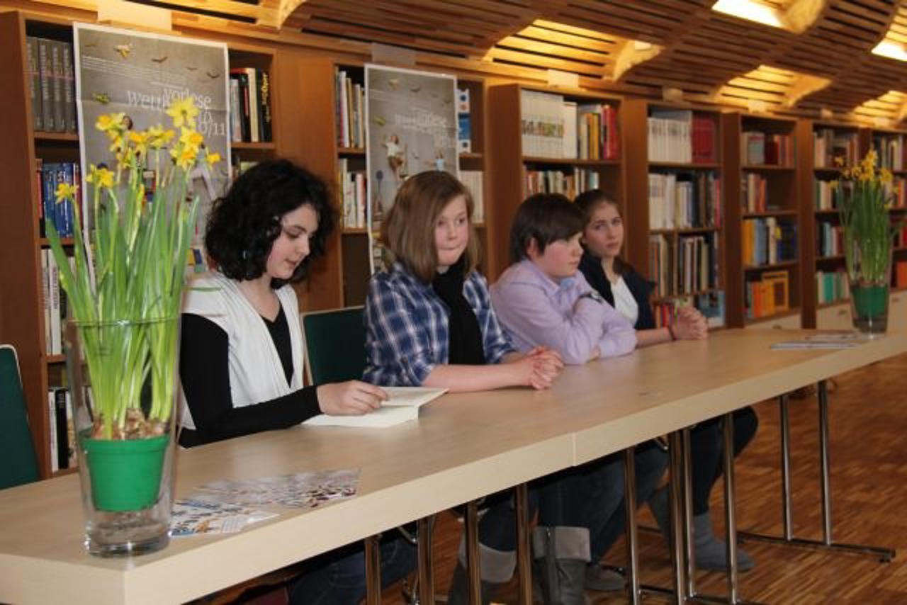 Eva, Megan, Philip und Helene beim Stadtentscheid des Vorlesewettbewerbs
