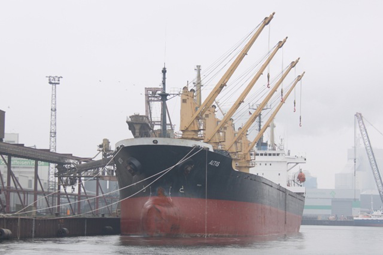 Schiff im Rostocker Seehafen