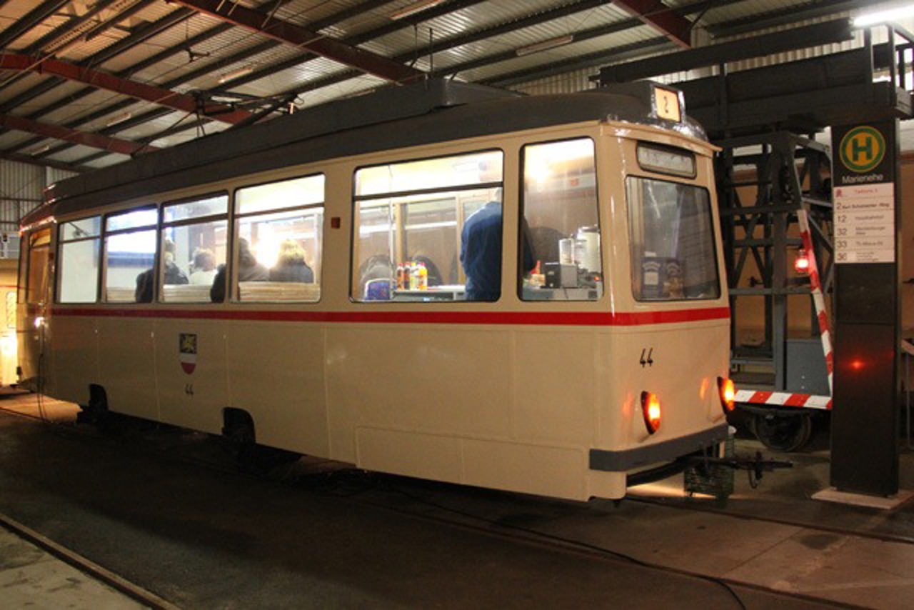Verpflegung in einem historischen Straßenbahnwagen im Depot 12