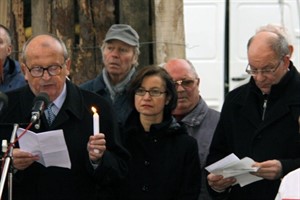 Dr. Adam Sonnevend, Miro Zahra und Rostocks Oberbürgermeister Roland Methling bei der Einweihung des Mahnmals Christuskirche Rostock