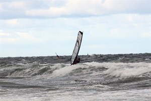 Surfer auf der Ostsee am Warnemünder Strand