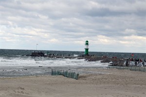 Windiges Warnemünde mit Blick auf Westmole