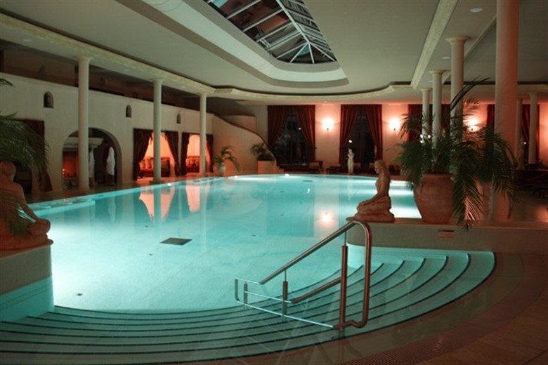 yachthafenresidenz schwimmbad