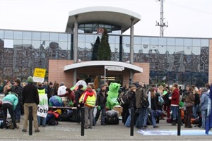 Demo zum Klimaschutz vor dem Rostocker Hauptbahnhof Demo zum Klimaschutz vor dem Rostocker Hauptbahnhof
