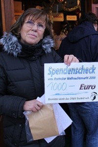 Marlies Urbigkeit mit Spendenscheck