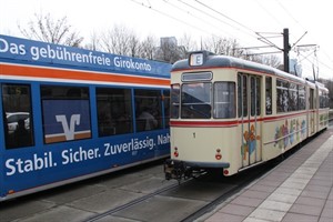 Rostock RSAG: Neue Straßenbahn und Traditionswagen nebeneinander