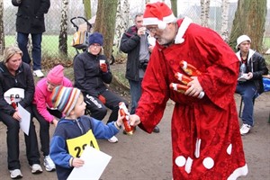 Übergabe eines Schoko-Nikolauses an einen der jüngsten Teilnehmer