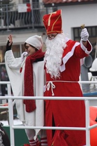 Weihnachtsmann und -engel auf dem Seenotkreuzer in Warnemünde Weihnachtsmann und -engel auf dem Seenotkreuzer in Warnemünde