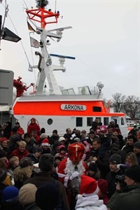 Weihnachtsmann in Warnemünde - Bescherung auf der Mittelmole Weihnachtsmann in Warnemünde - Bescherung auf der Mittelmole