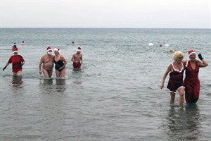 Weihnachtsschwimmen der Eisbader in Warnemünde