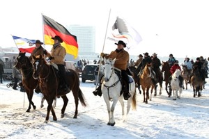 Fahnenträger der Reitabteilung in Warnemünde