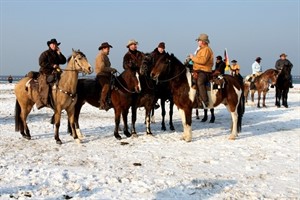 Reiter am Strand beim Warnemünder Wintervergnügen