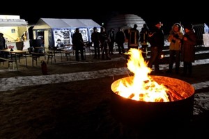 Strandoase des Warnemünder Wintervergnügens bei Nacht