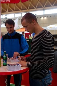 FC Hansa Spieler Helgi Valur Danielsson und Florian Grossert bei der Autogrammstunde