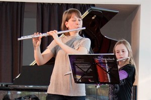 Isabelle an der Querflöte mit Lehrerin Katharina Schmidt