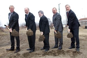 Spatenstich fürs Kreuzungsbauwerk Warnemünde: Wilfried Eisenberg, Roland Methling, Volker Schlotmann, Till Backhaus und Ingulf Leuschel (DB)