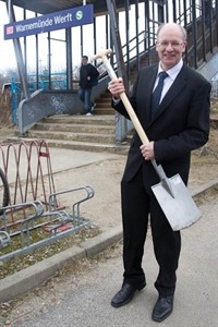 Roland Methling beim Spatenstich für das Kreuzungsbauwerk in Warnemünde