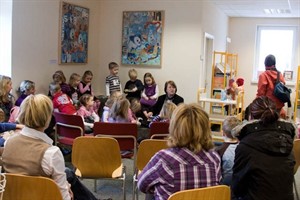 Kleine und große Gäste beim Vorlesenachmittag in der Stadtbibliothek Kleine und große Gäste beim Vorlesenachmittag in der Stadtbibliothek