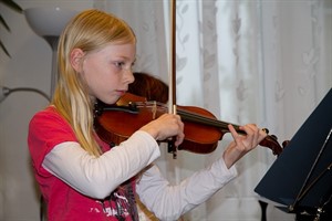 Nele begleitete auf der Violine Nele begleitete auf der Violine