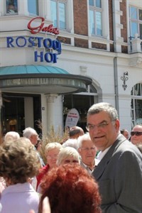 Frank Sadowski vor dem Rostocker Hof Frank Sadowski vor dem Rostocker Hof
