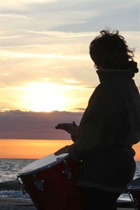 Trommlerin vor der der Kulisse des Warnemünder Sonnennuntergangs Trommlerin vor der der Kulisse des Warnemünder Sonnennuntergangs