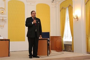 Wolfgang Schareck beim Streitgespräch zwischen Rostock und Schwerin