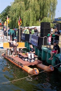 Die Bierpiraten und ihr Bierzuber beim Waschzuberrennen in Warnemünde