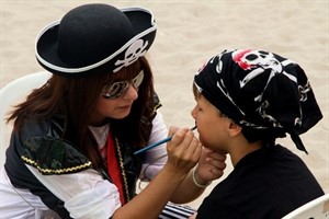 Kinderschminken beim Piratenfest