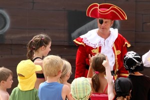 Piratencaptain Ole rekrutiert seine Crew Piratencaptain Ole rekrutiert seine Crew